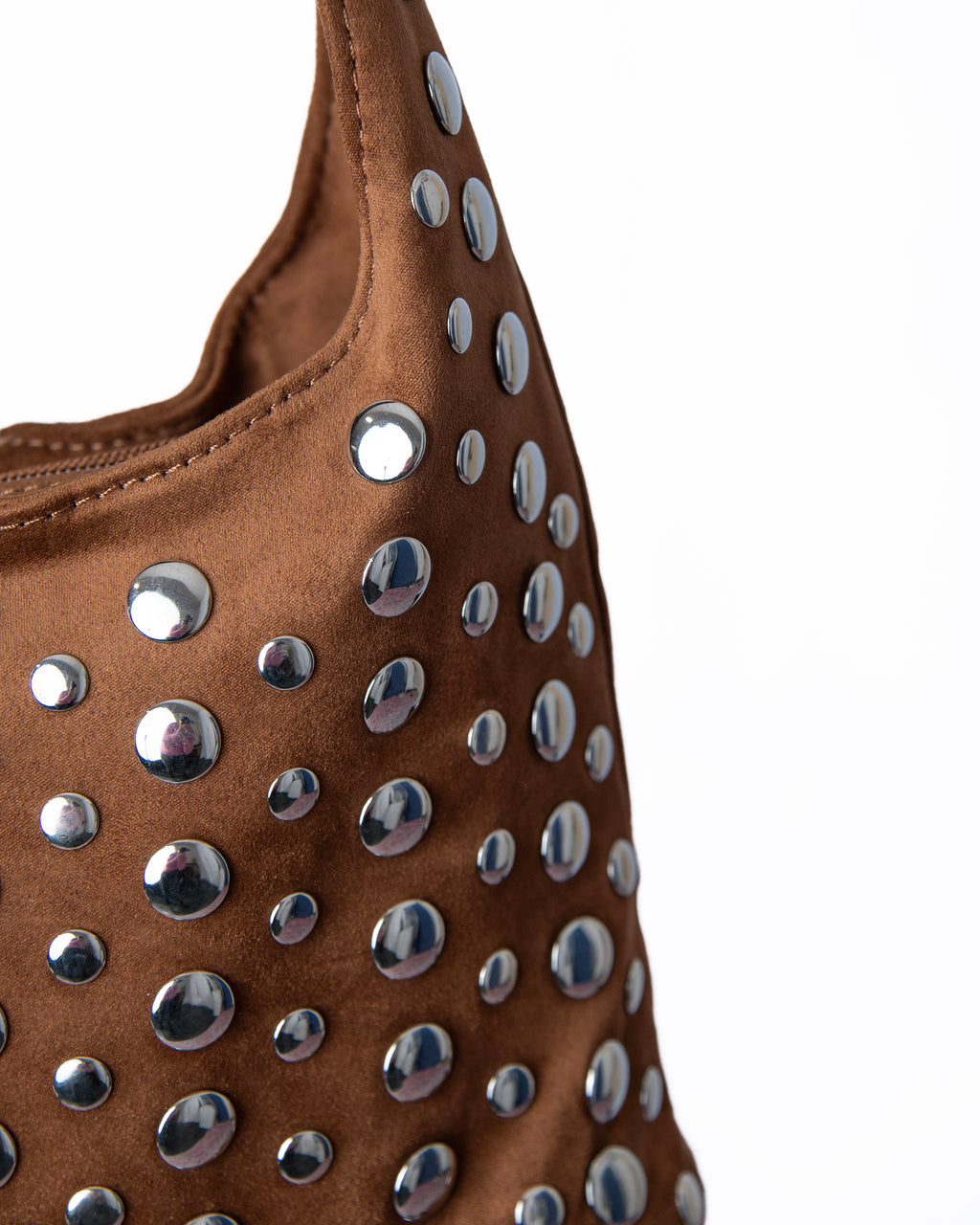 Bolso hobo con tachuelas metálicas