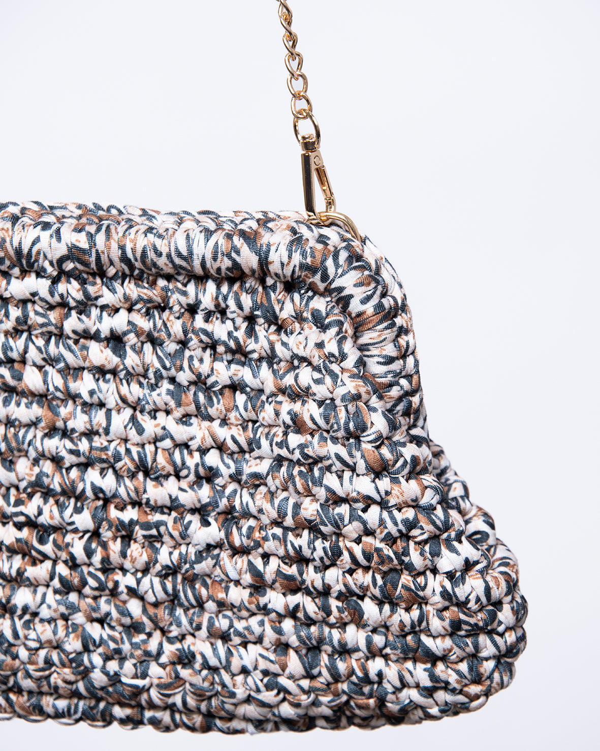 Bolso bandolera tejido con cadena dorada