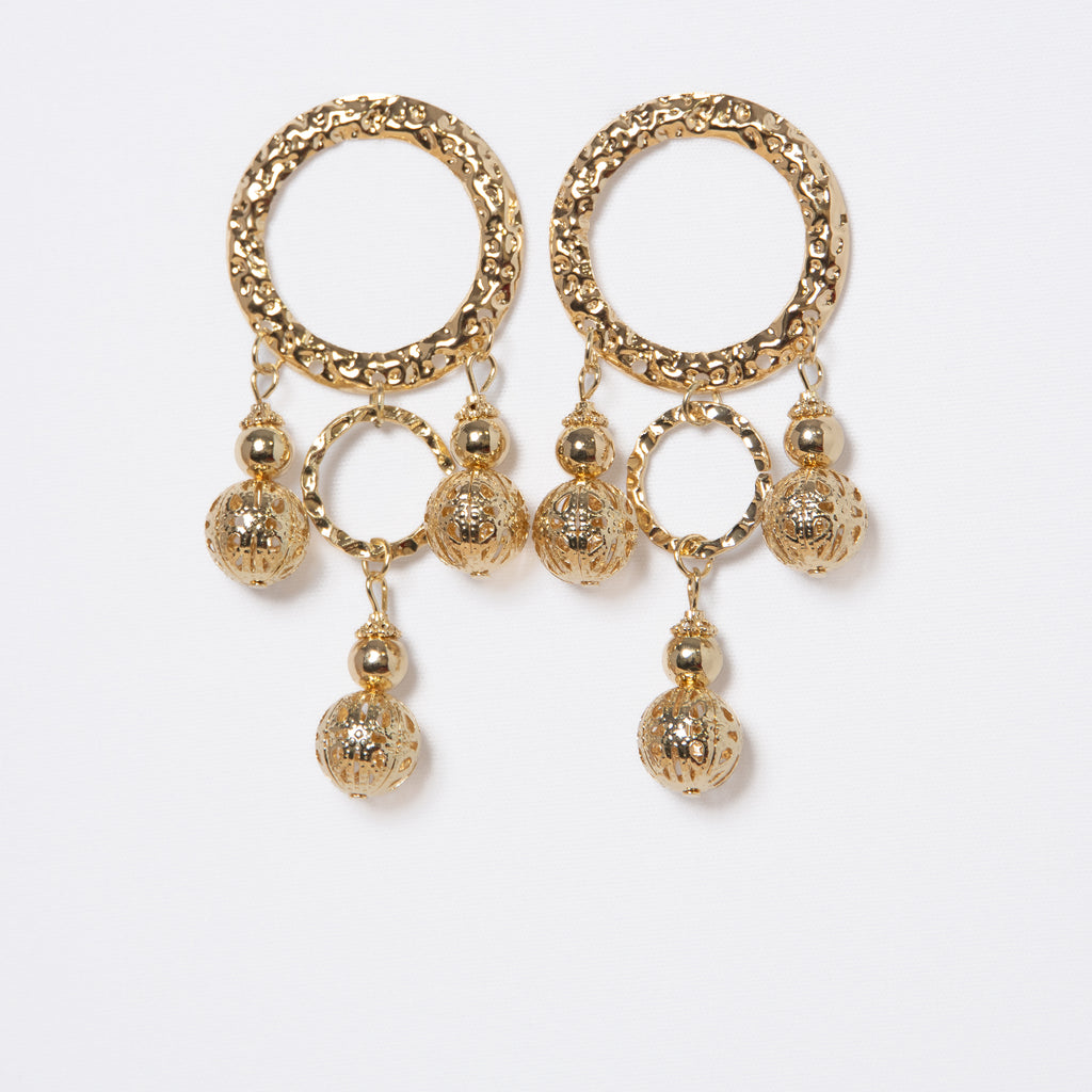 Pendientes largos plateados con aros y bolas caladas
