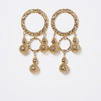 Pendientes largos plateados con aros y bolas caladas