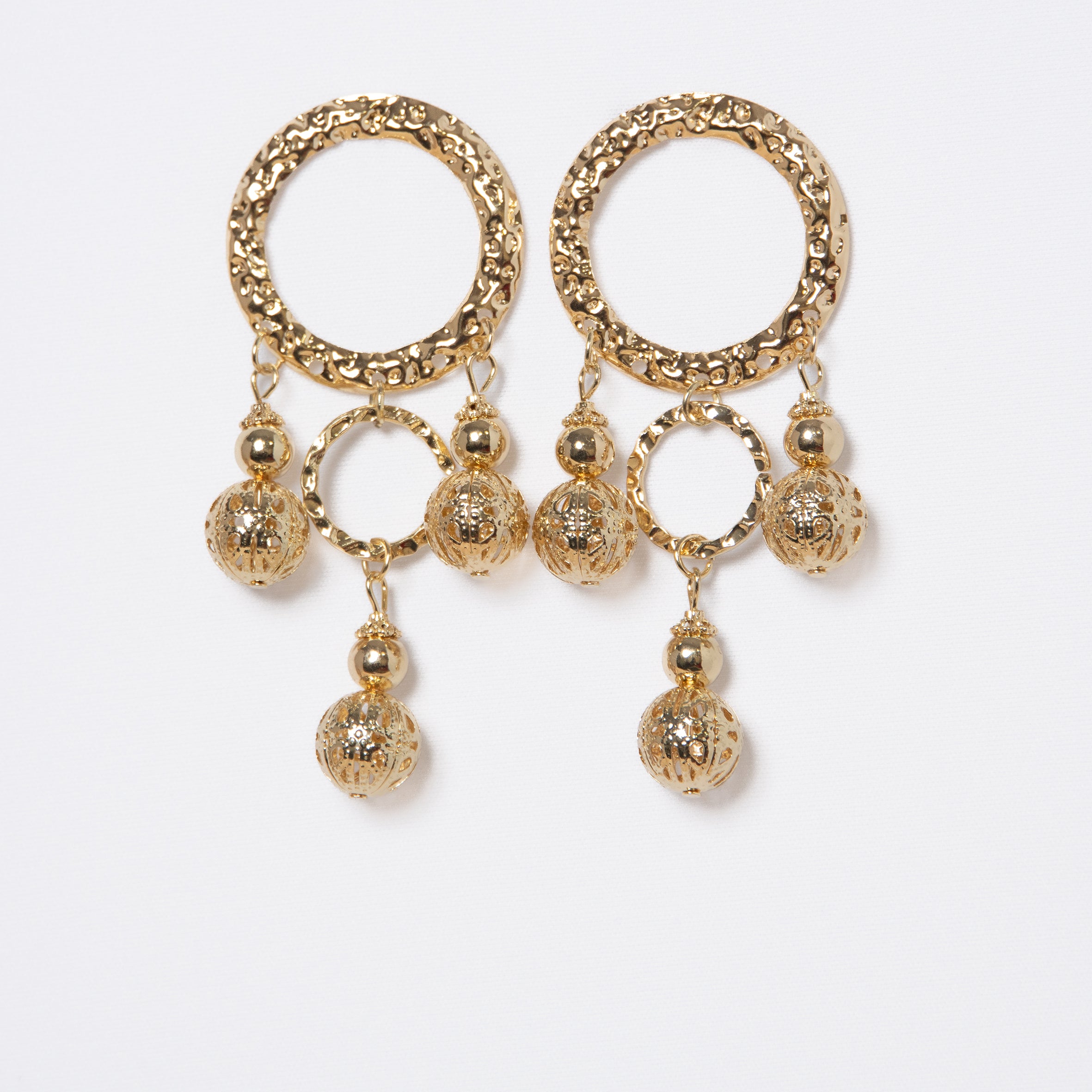 Pendientes largos plateados con aros y bolas caladas