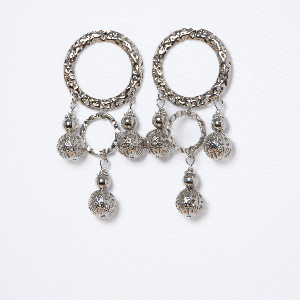 Pendientes largos plateados con aros y bolas caladas