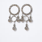 Pendientes largos plateados con aros y bolas caladas