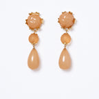 Pendientes dorados con lágrimas y detalle floral