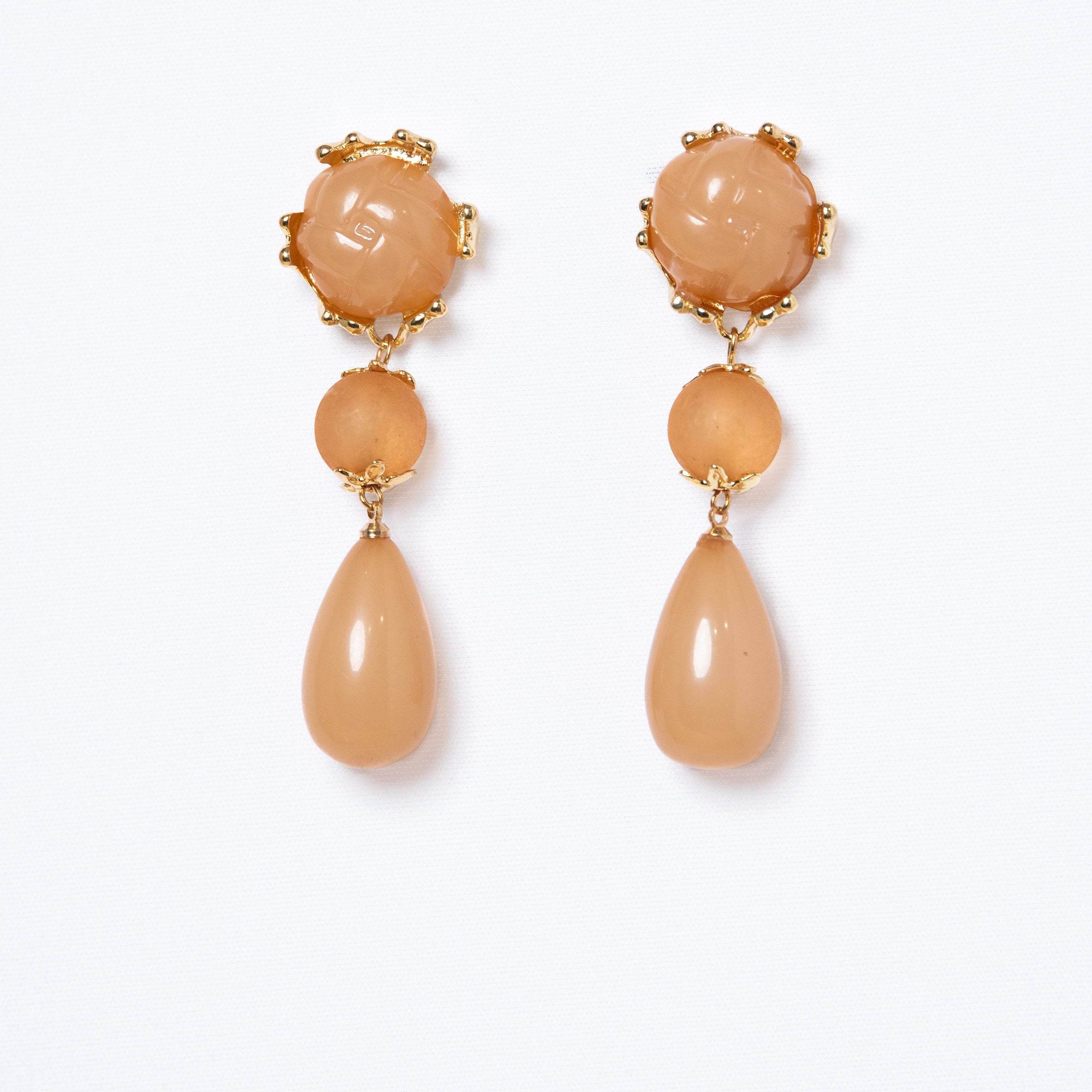 Pendientes dorados con lágrimas y detalle floral