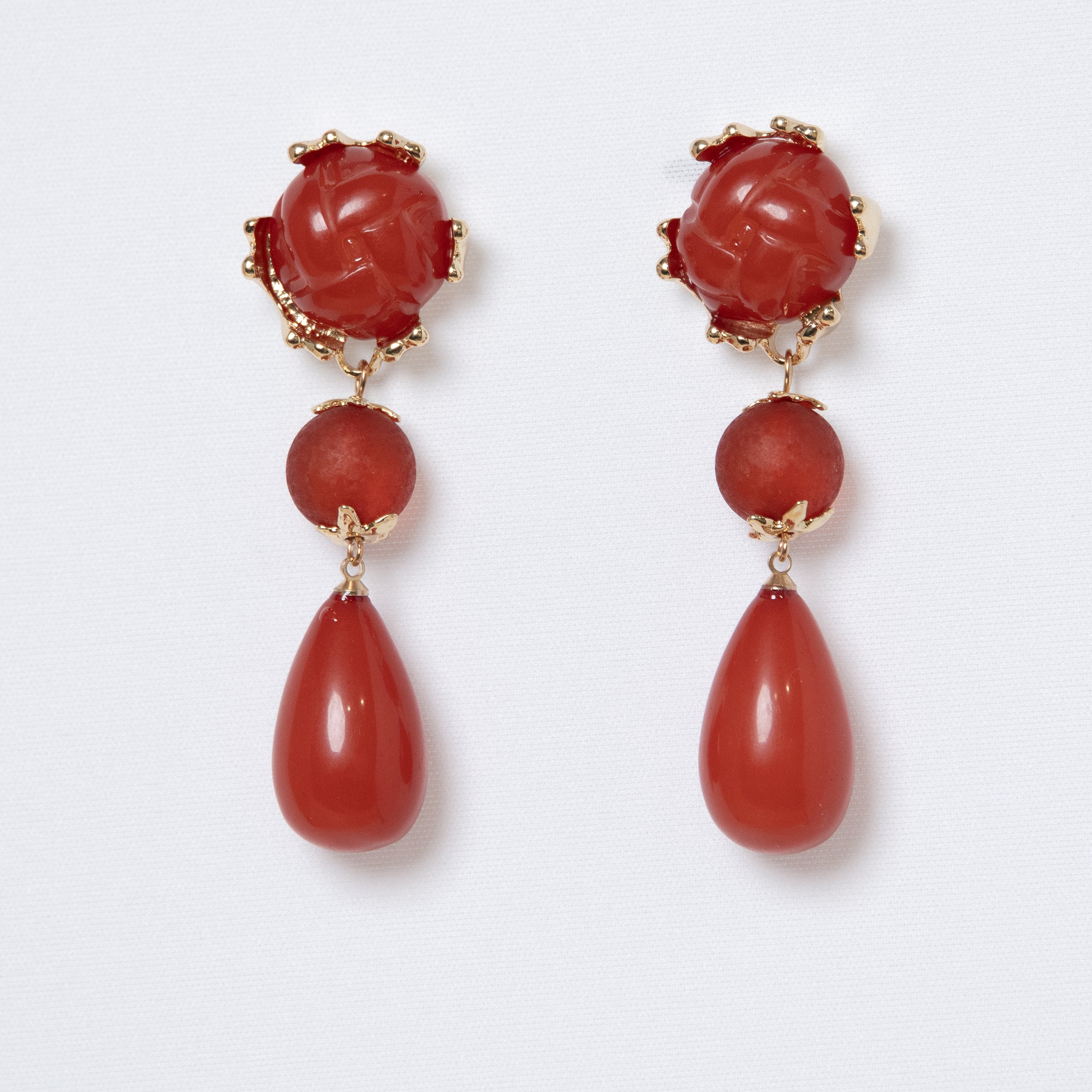 Pendientes dorados con lágrimas y detalle floral