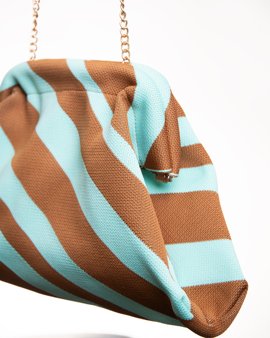 Bolso de Rayas Bicolor con Cadena Dorada