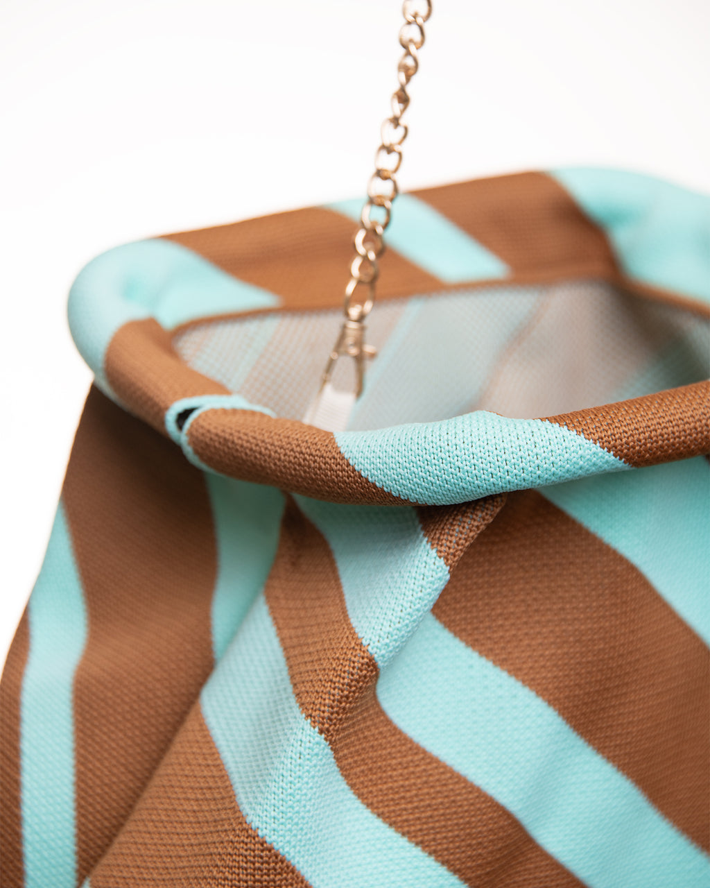 Bolso de Rayas Bicolor con Cadena Dorada