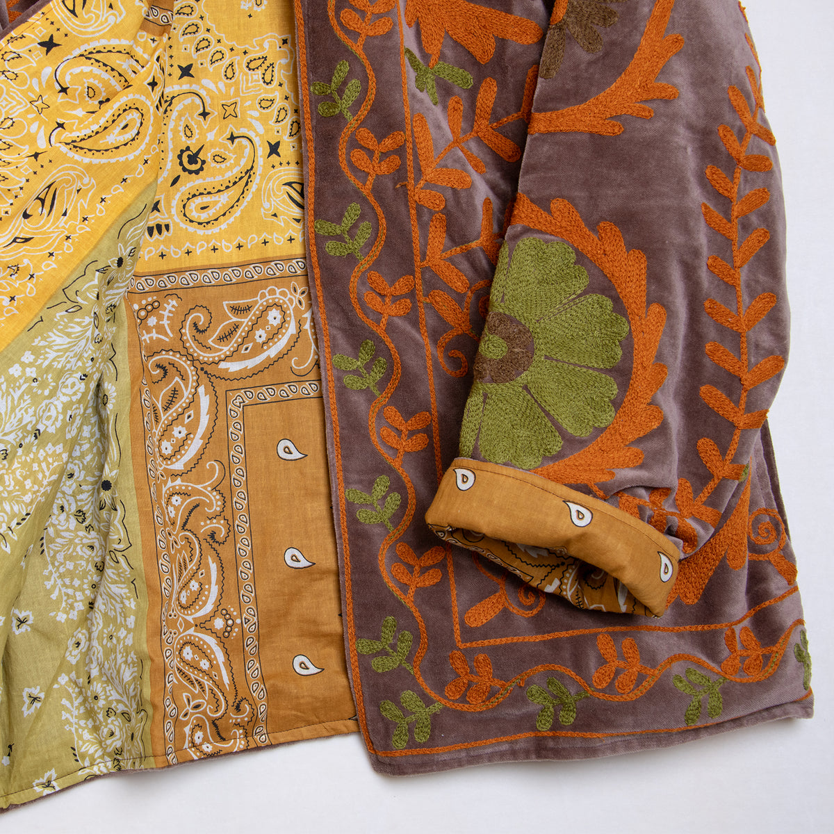 Chaqueta de Terciopelo Bordada – Estampado Floral Oriental