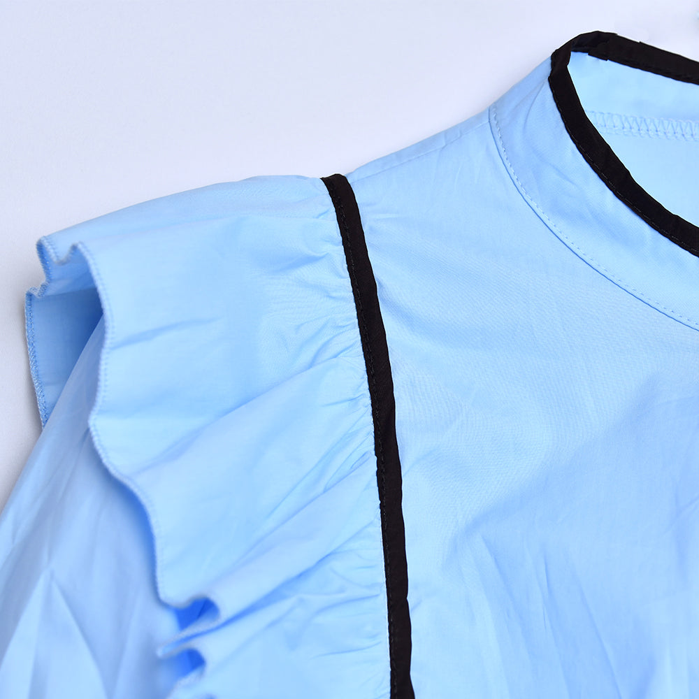Camisa celeste con ribete marrón chocolate