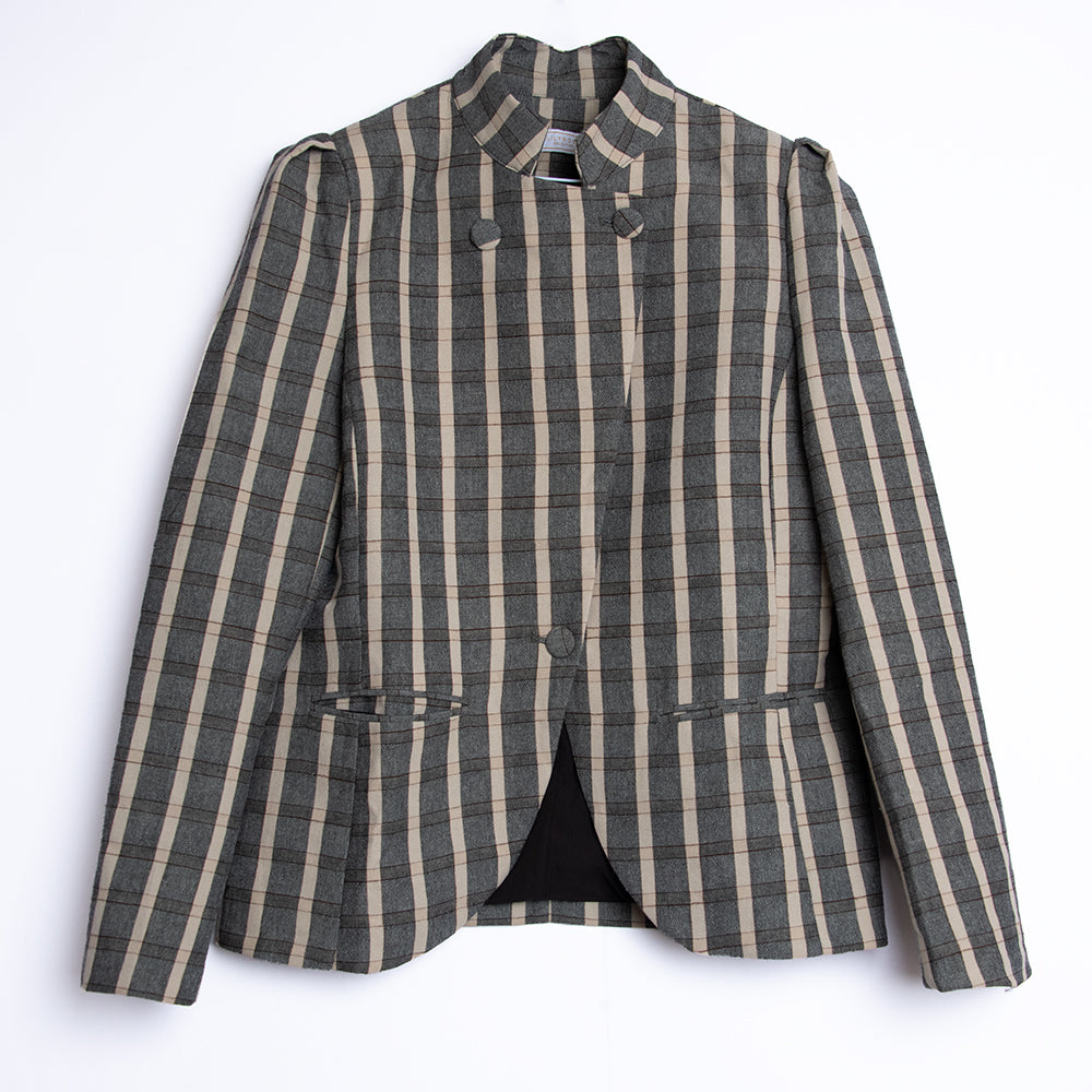 Chaqueta gris y beige