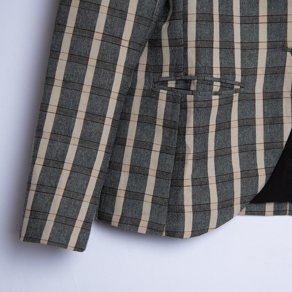 Chaqueta gris y beige