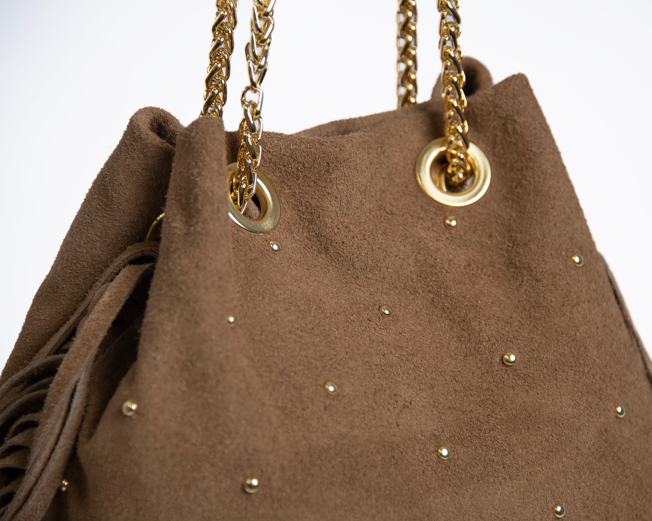 Bolso tipo saco de ante con flecos y cadena dorada