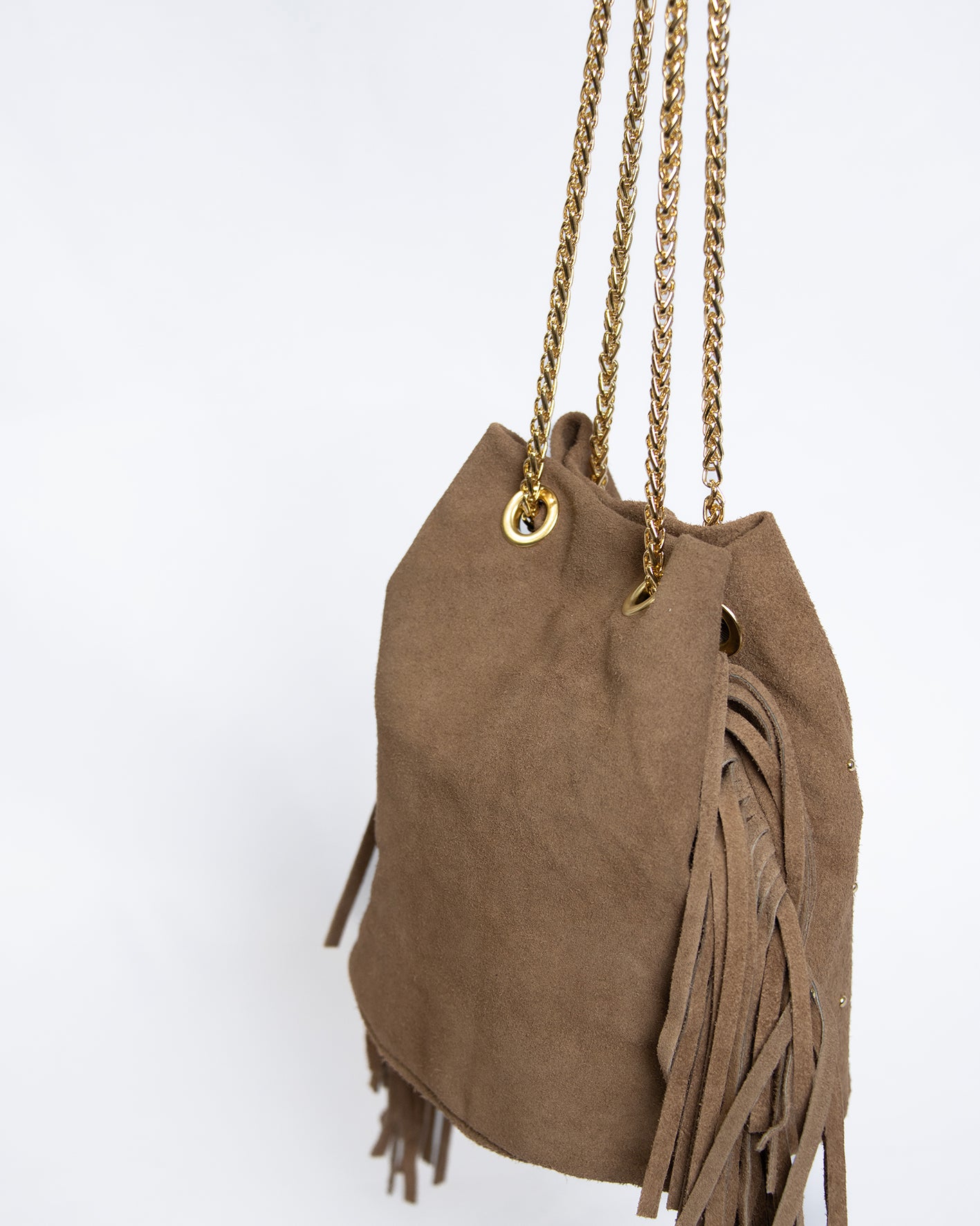 Bolso tipo saco de ante con flecos y cadena dorada