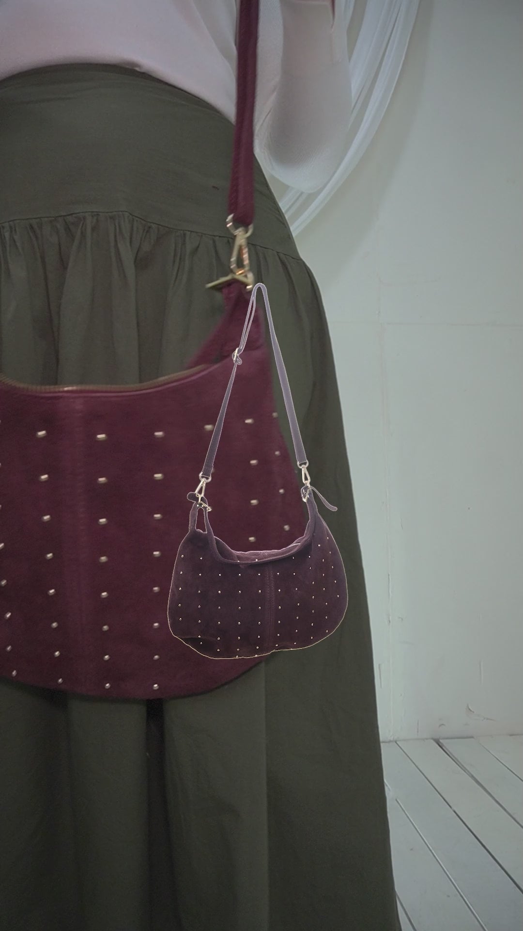 Bolso de ante con tachuelas y doble asa