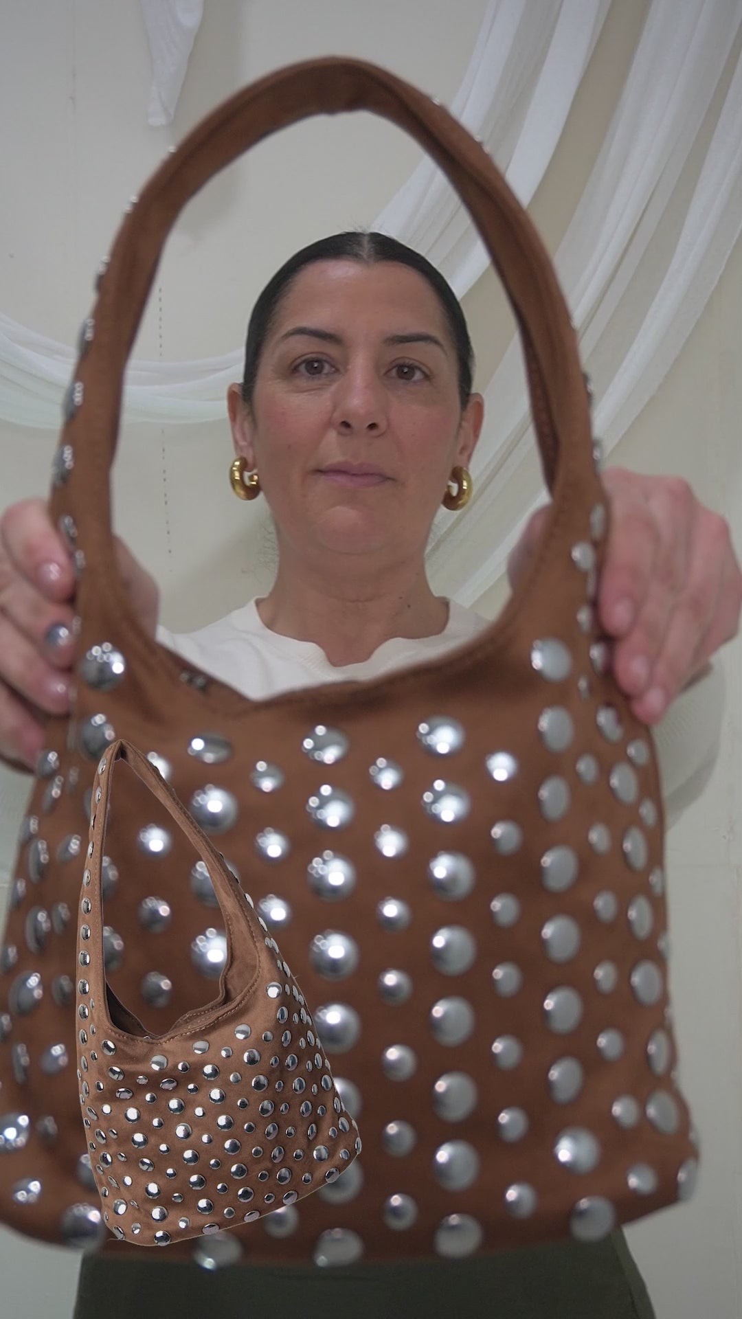 Bolso tipo saco de ante con flecos y cadena dorada